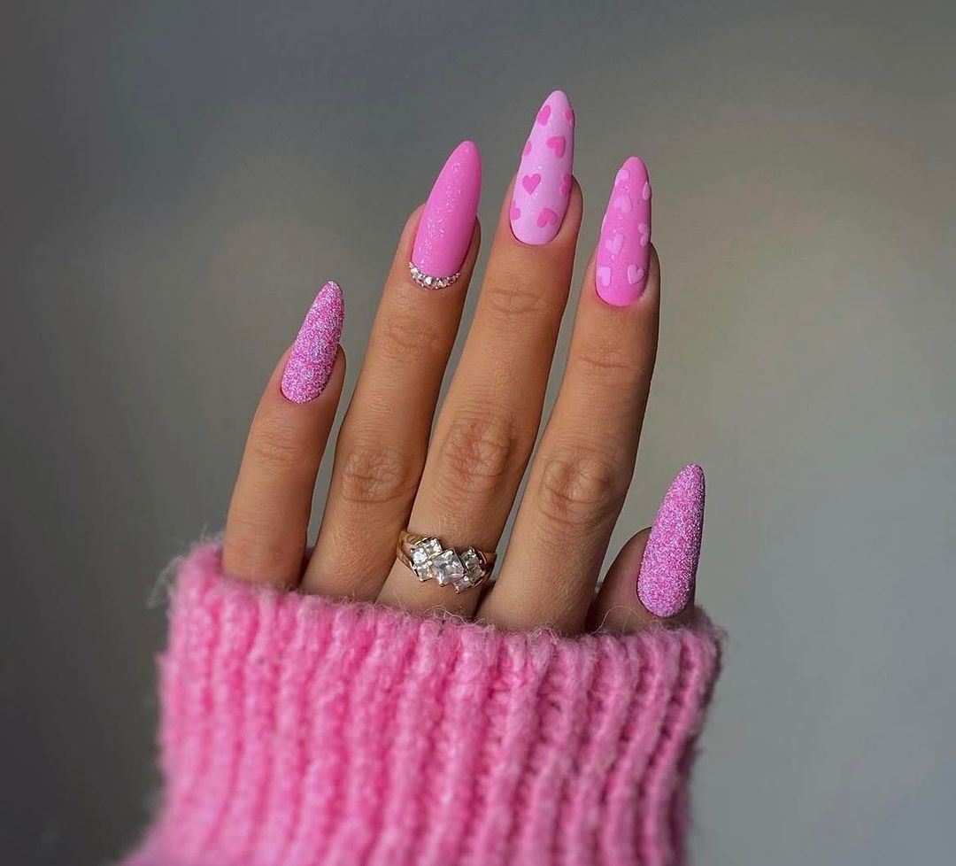 unhas cor-de-rosa brilhante