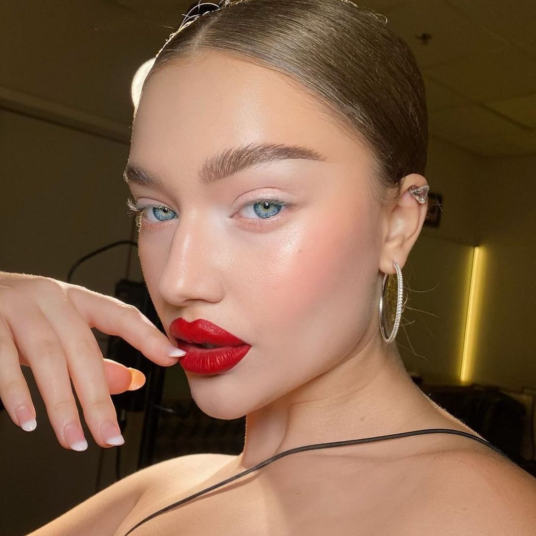 maquillaje minimalista con labios rojos glamurosos