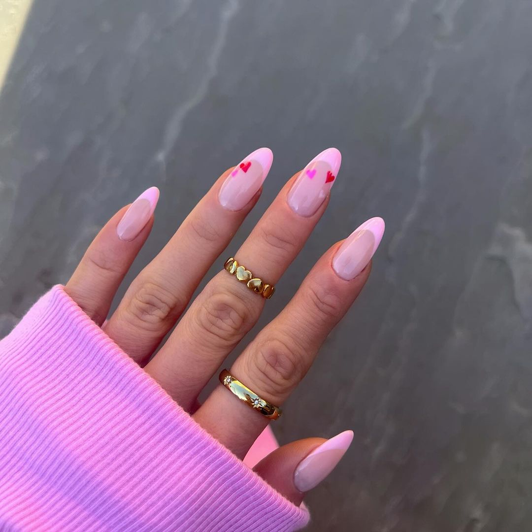 unhas cor-de-rosa para o dia dos namorados