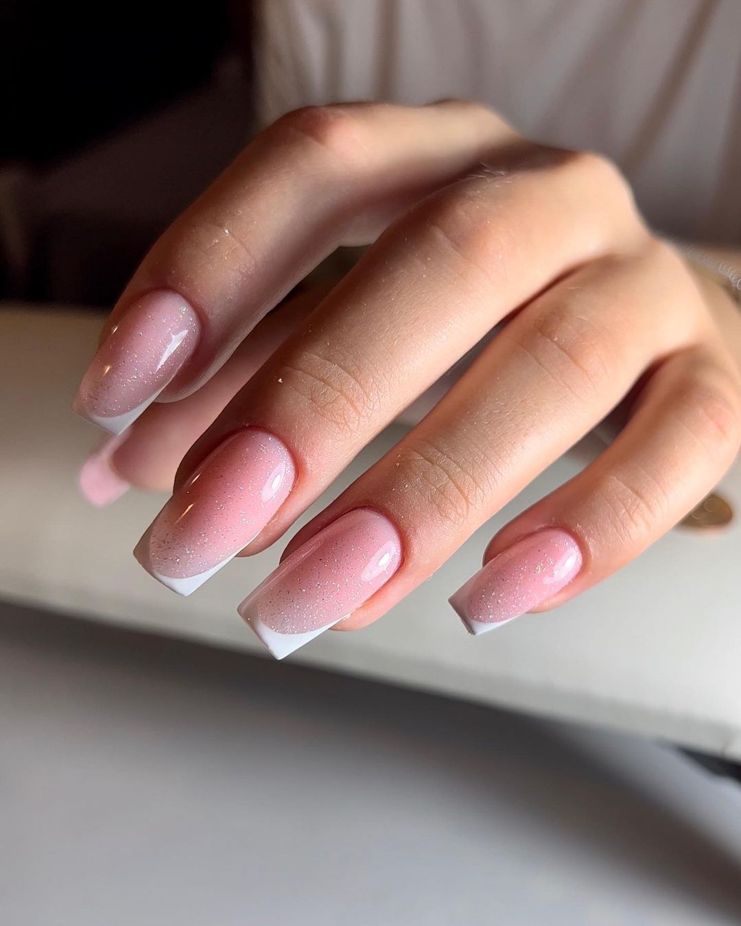 ongles roses à pointe française