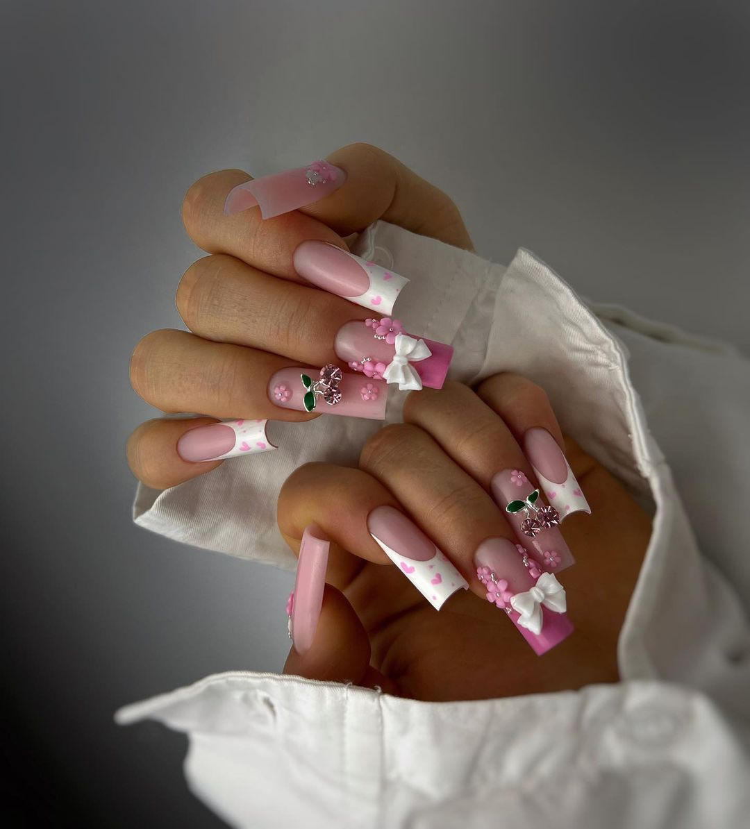 ongles roses maximalistes