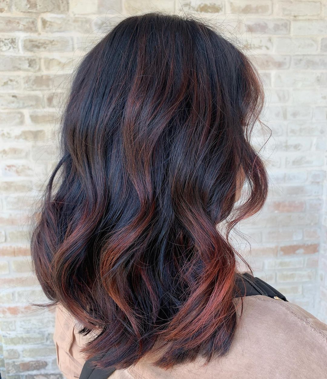 cheveux chocolat foncé avec des reflets auburn