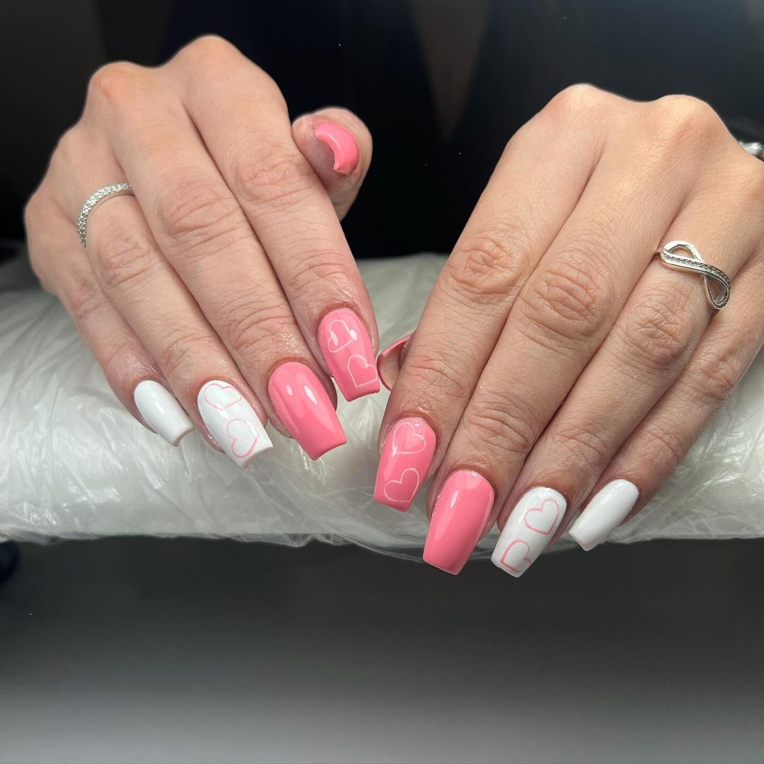 unhas cor-de-rosa e brancas