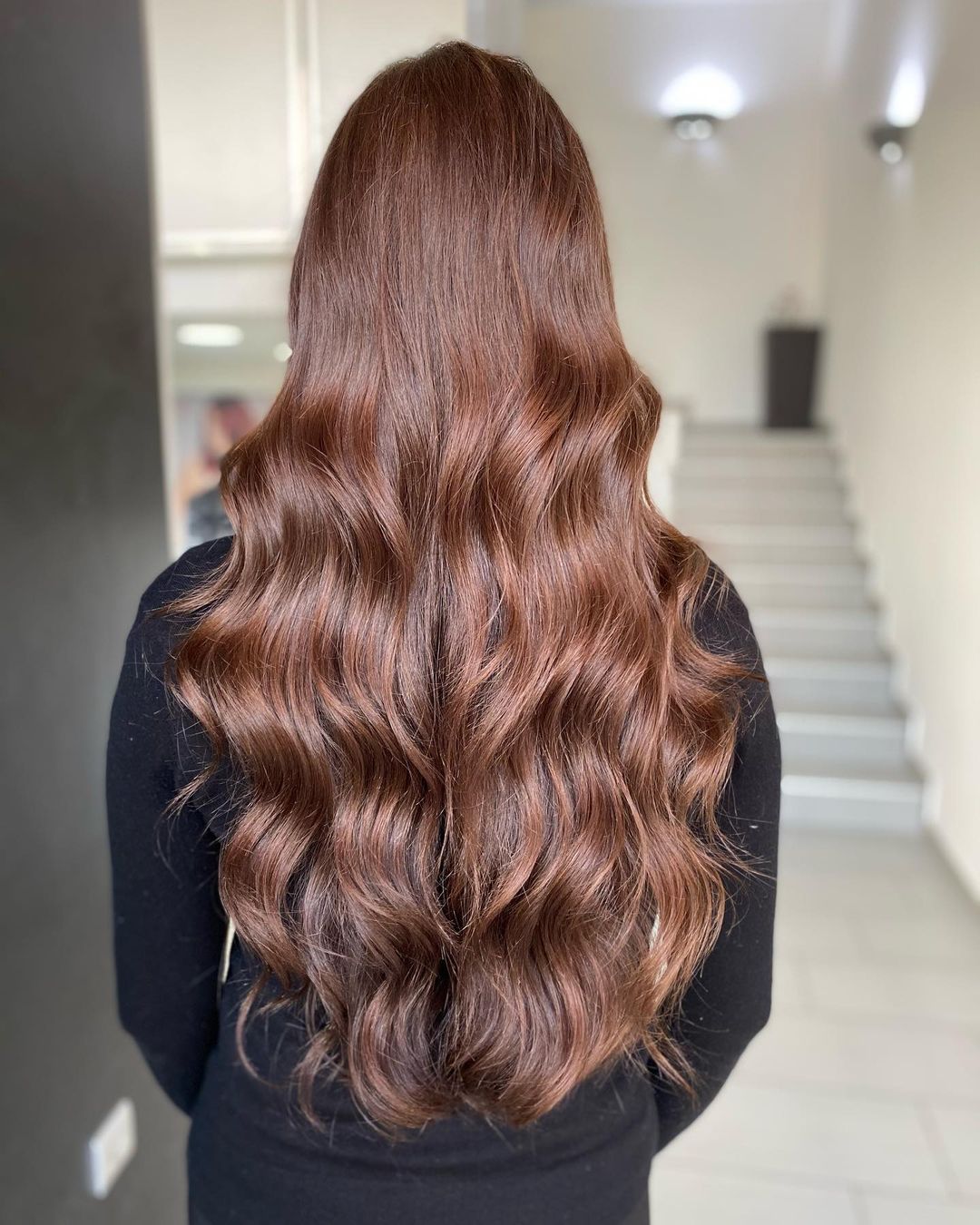 pelo castaño chocolate con capas largas