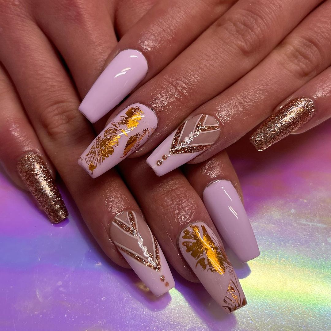 manicura con láminas de oro