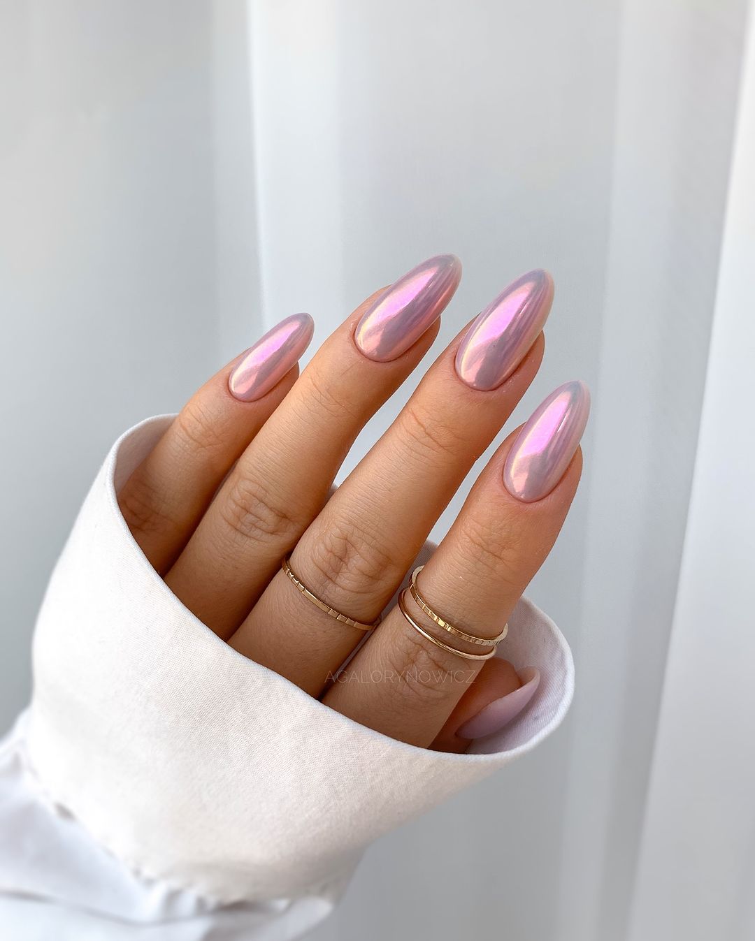 unhas cor-de-rosa cromadas