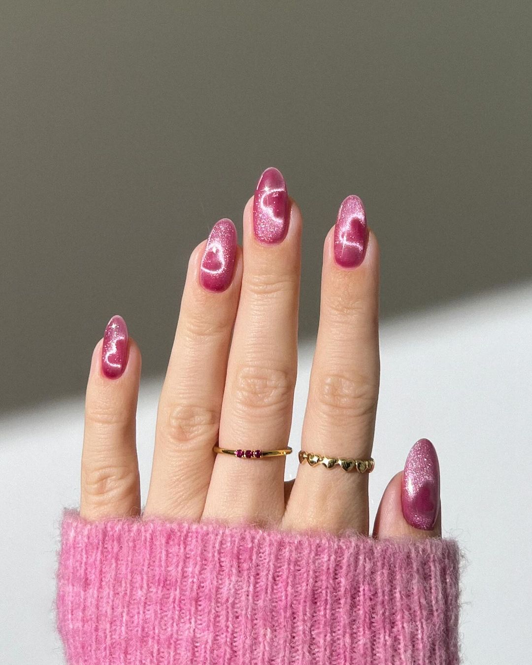 ongles roses à cœur pailleté