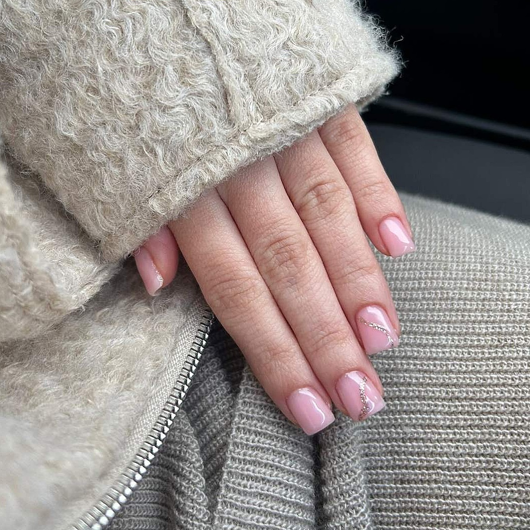 unhas minimalistas cor-de-rosa claro