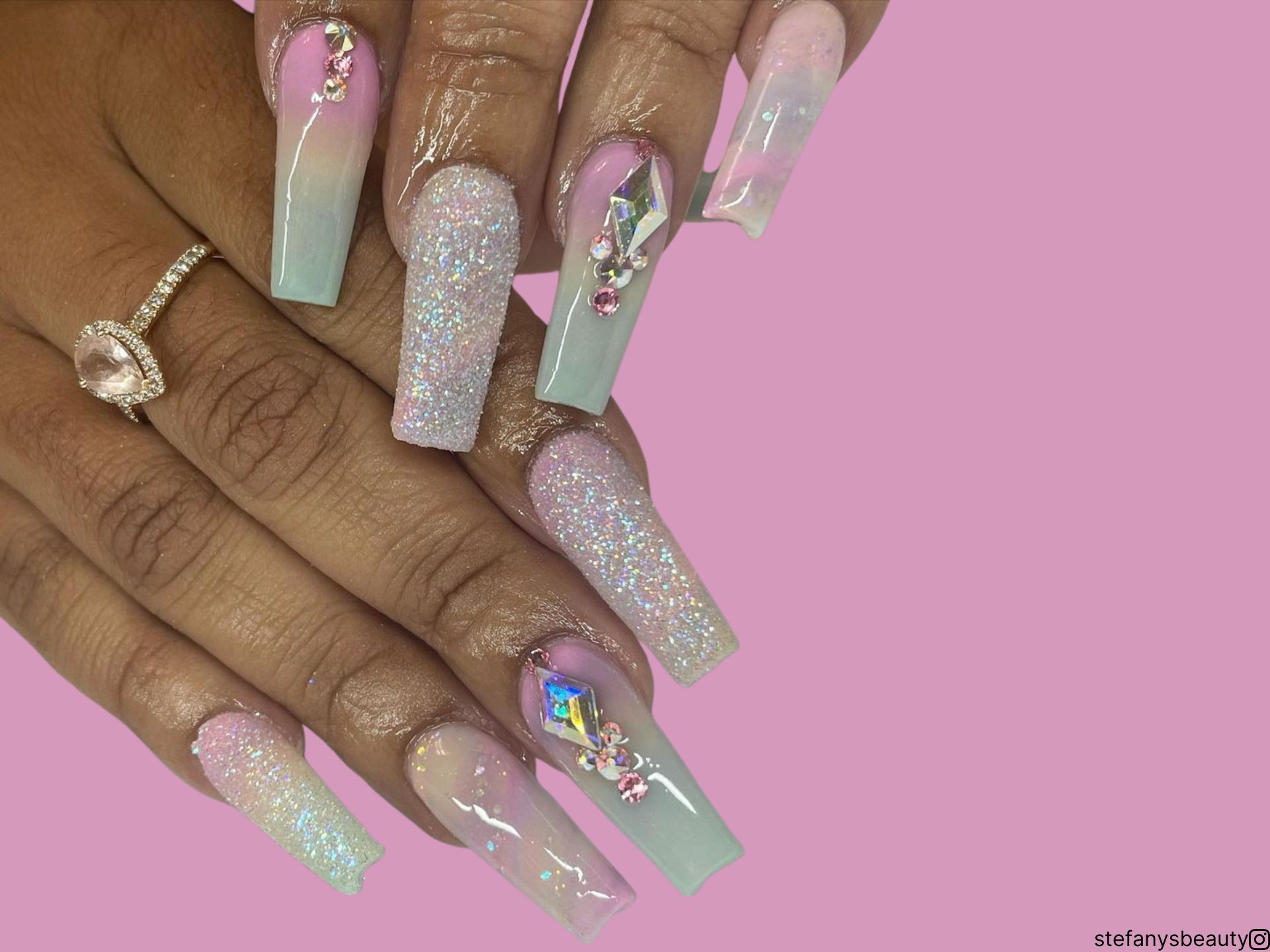 23 designs de unhas para o início do verão que vão captar boas vibrações