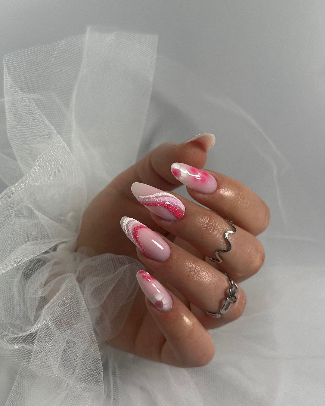 unhas cor-de-rosa cintilantes de verão