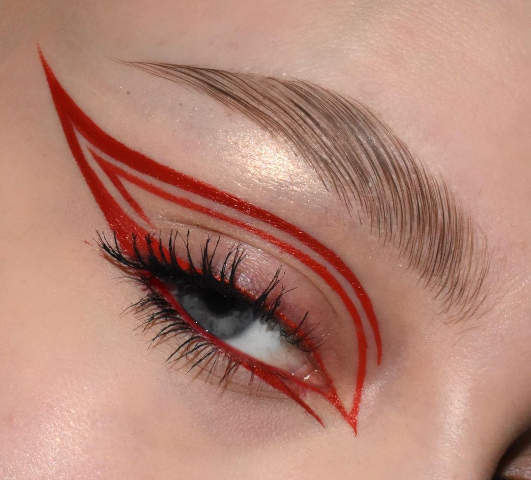 eyeliner rosso grafico