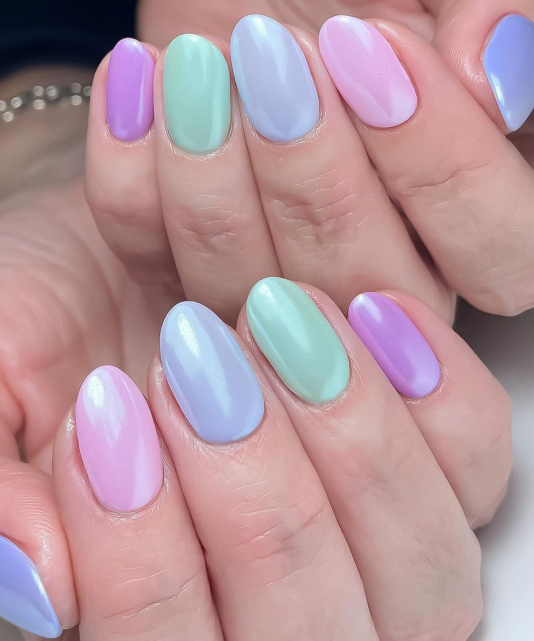 unhas cromadas em tons pastel