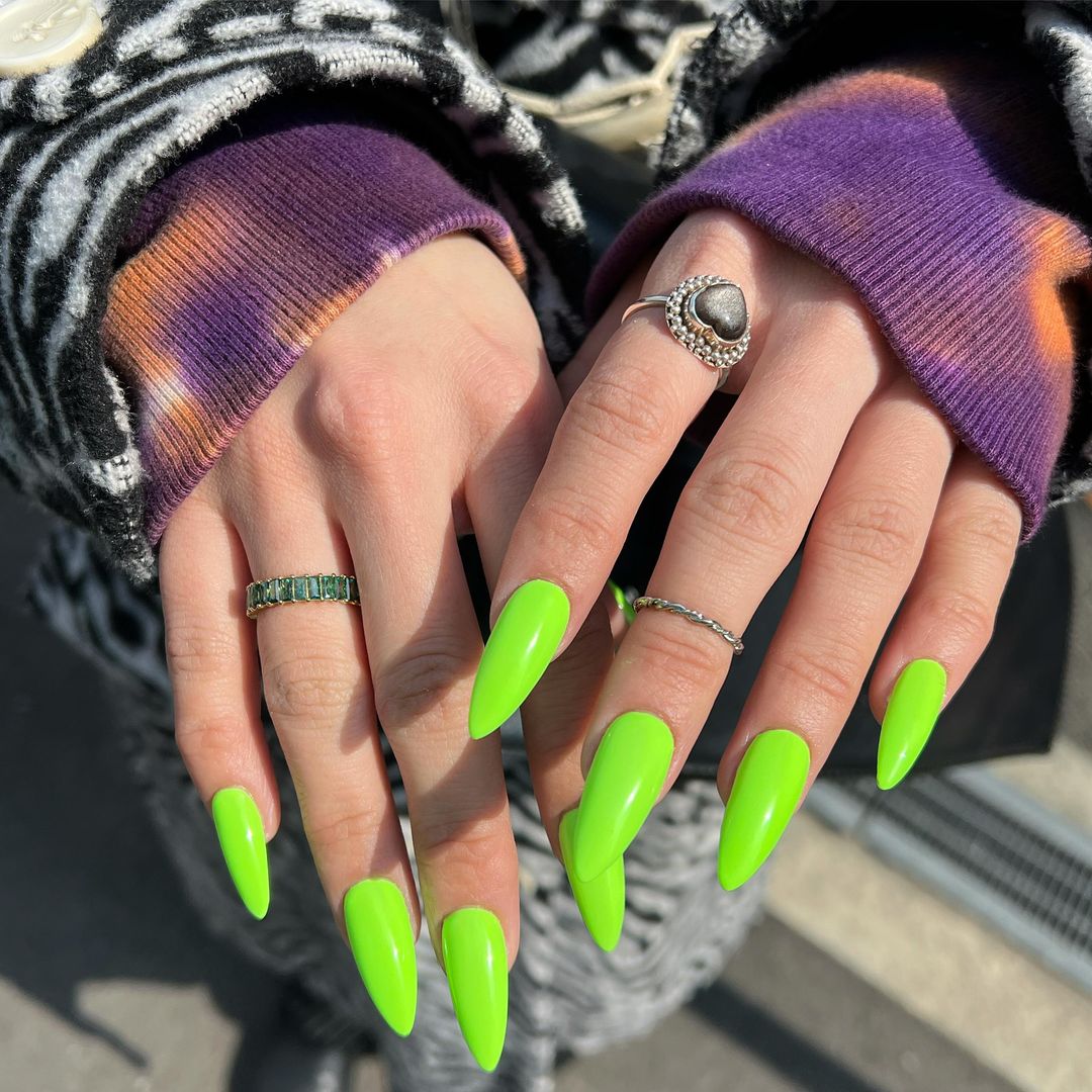 ongles vert fluo du début de l'été