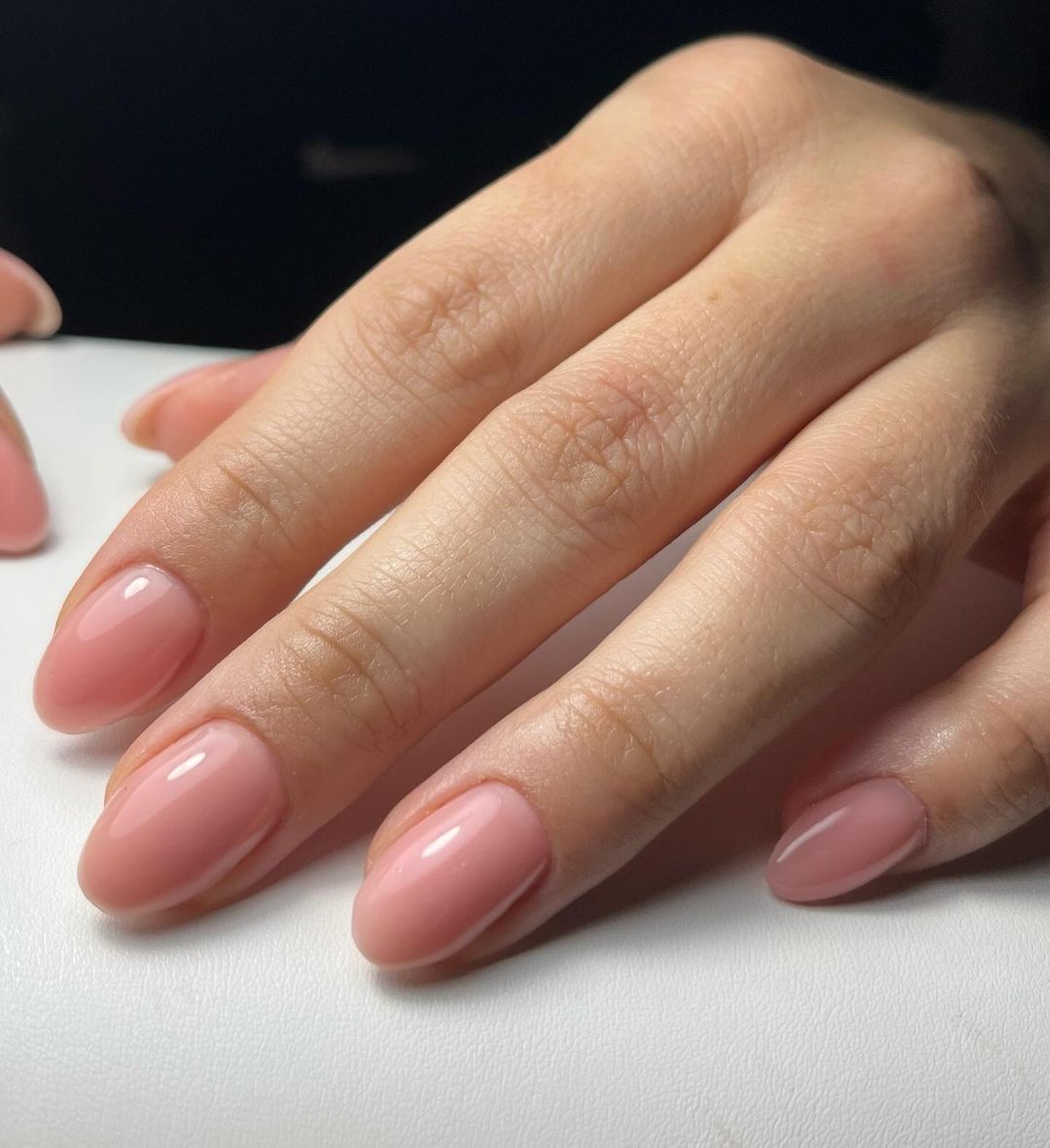 unhas curtas cor-de-rosa