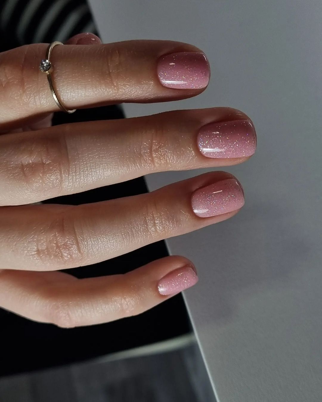 unhas cor-de-rosa com brilhantes