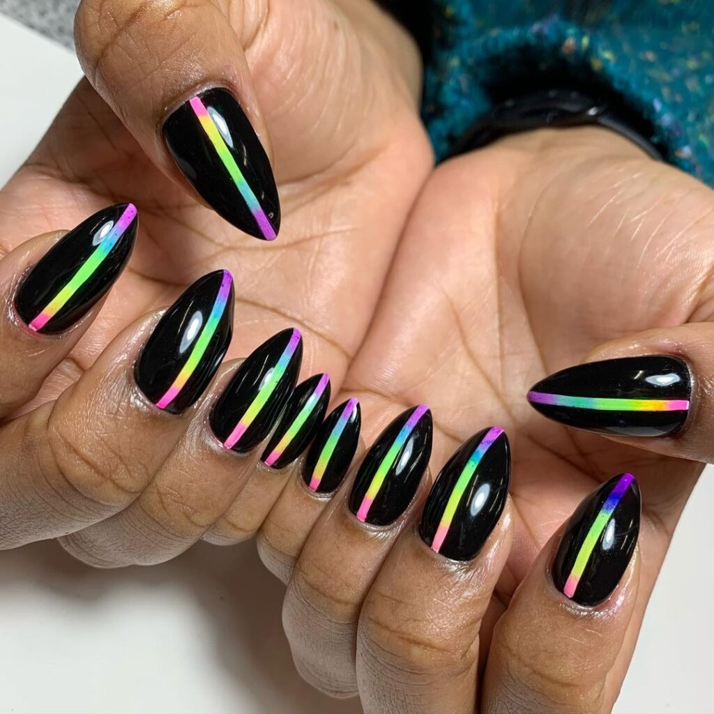 Ongles noirs avec une ligne néon colorée