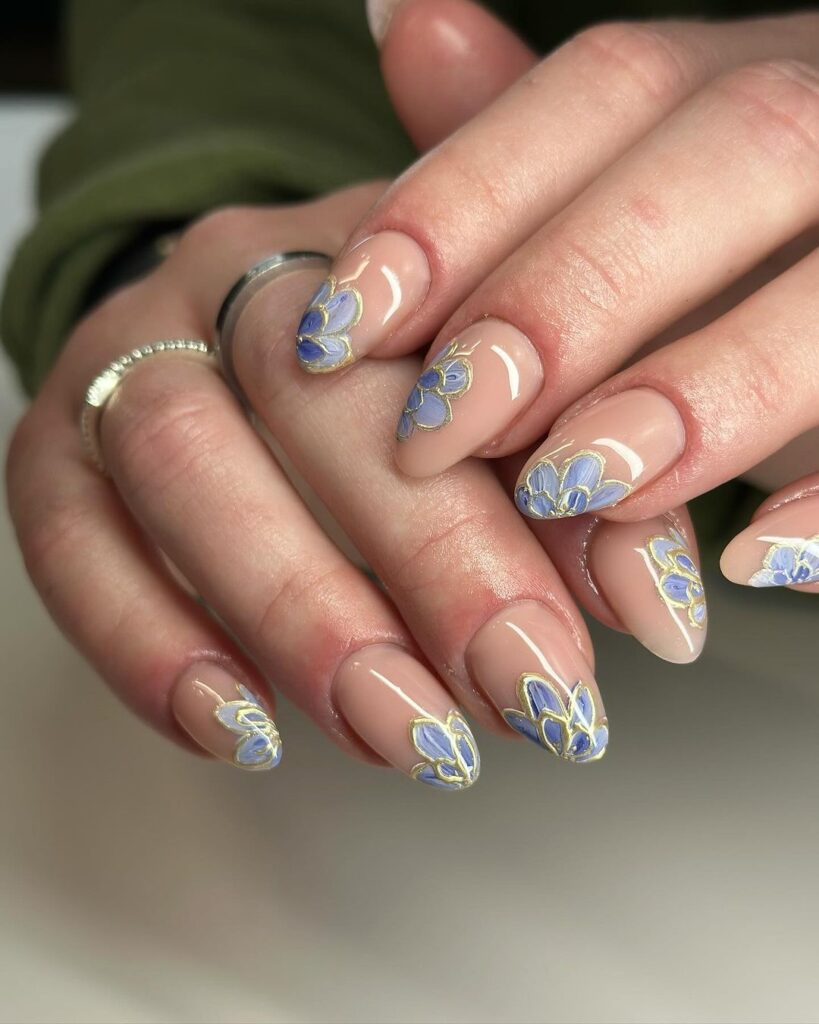 Ongles floraux chromés bleus