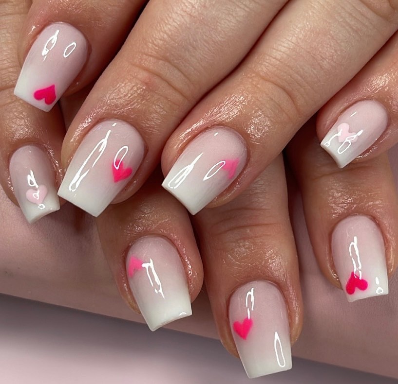 Uñas blancas brillantes con corazones