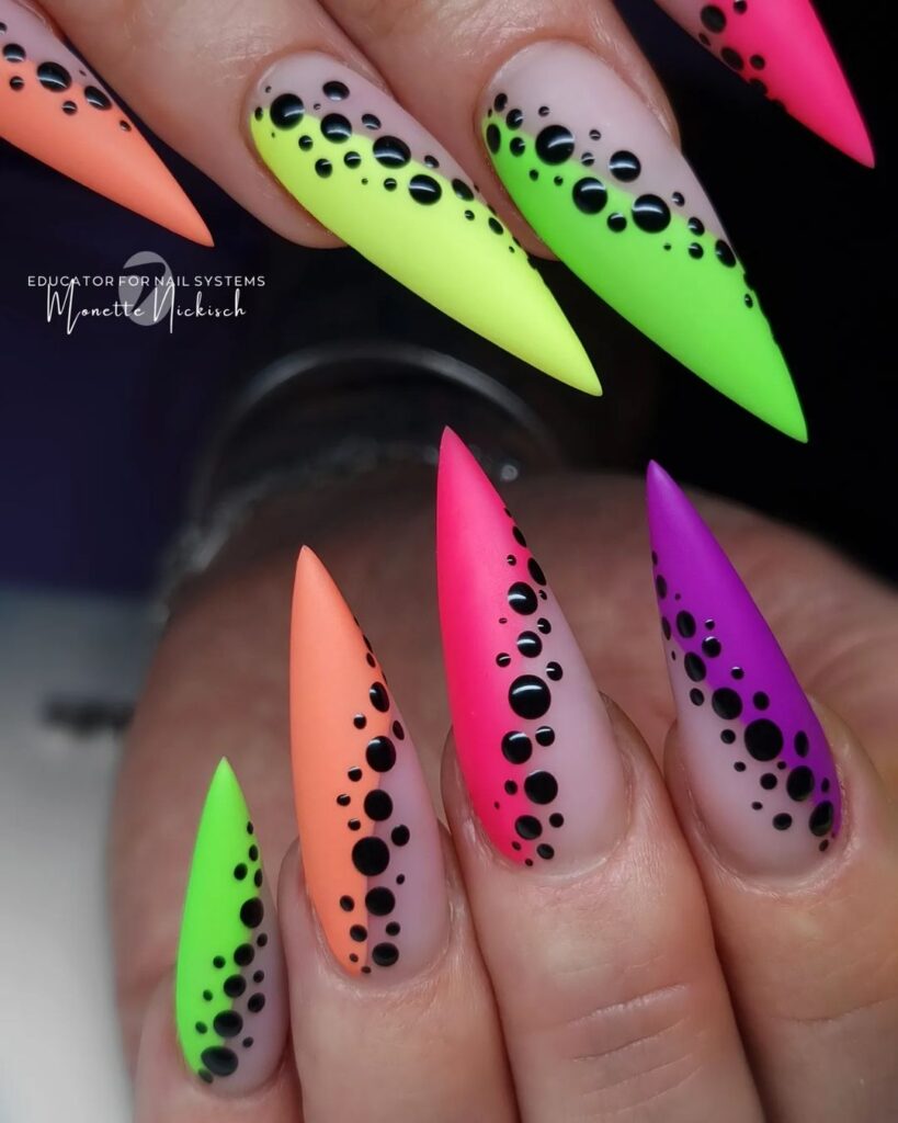 Mani neon colorida com pontos pretos