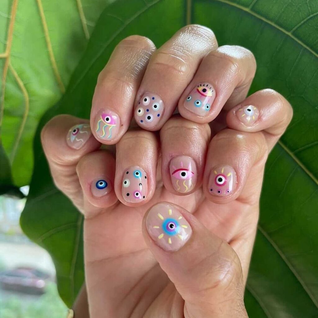 Design de unhas com olhos maus