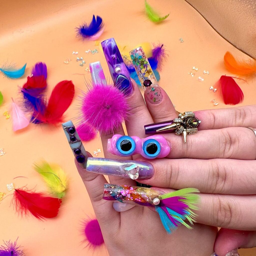 Unhas funky com pormenores loucos