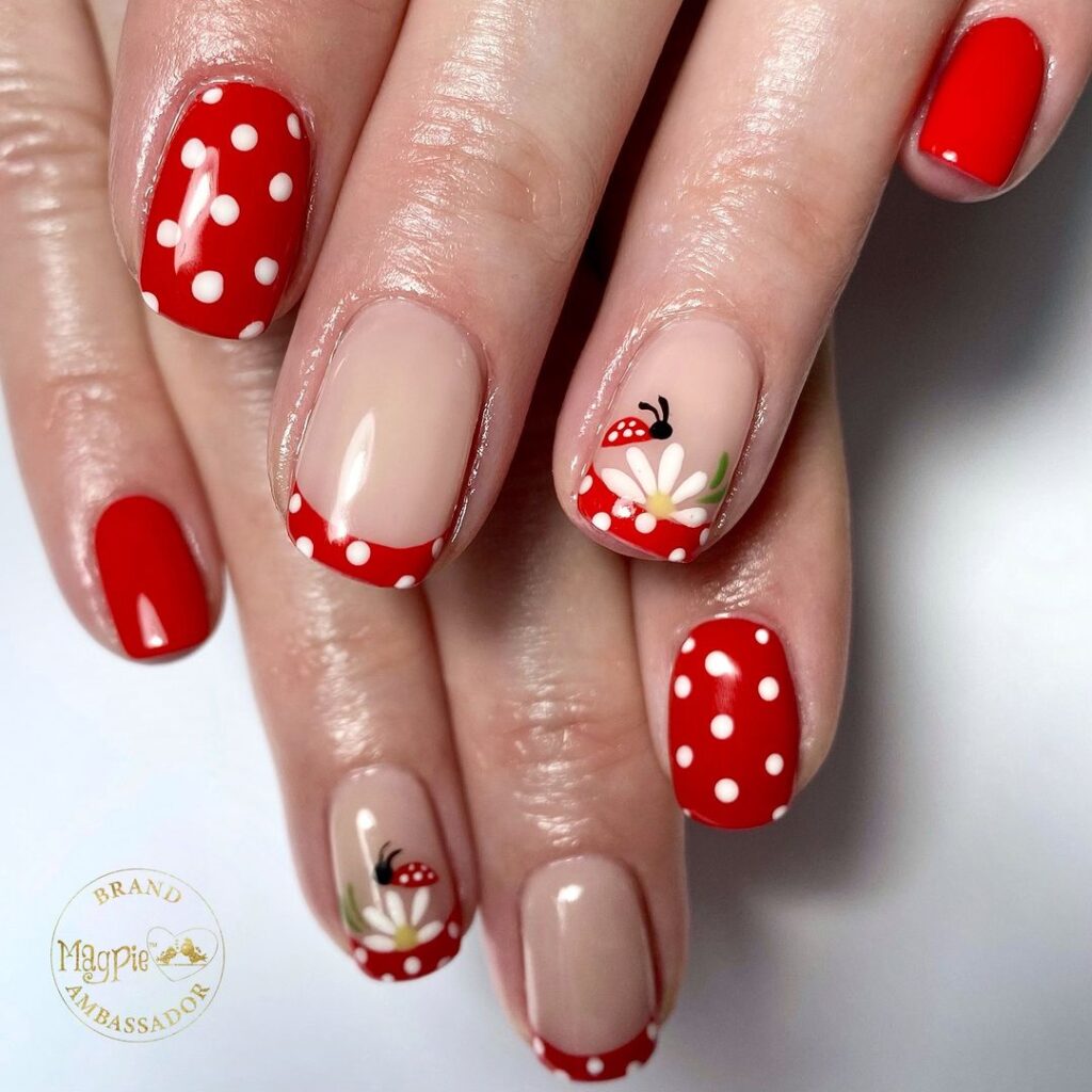 Ongles floraux à la coccinelle