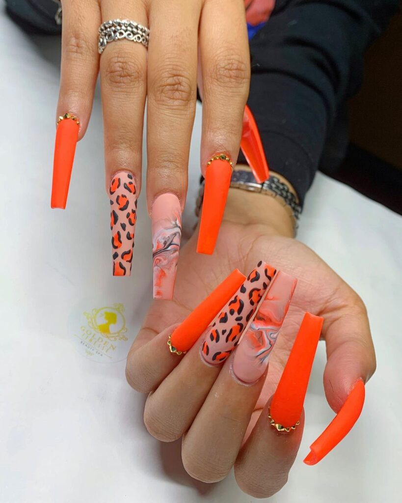 Unhas de chita laranja néon