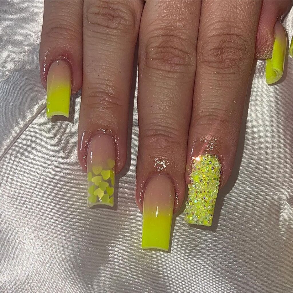 Uñas amarillo neón