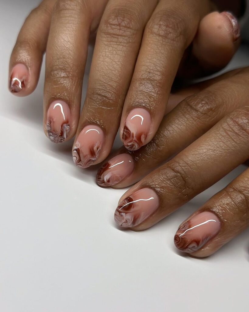 Ongles courts en marbre