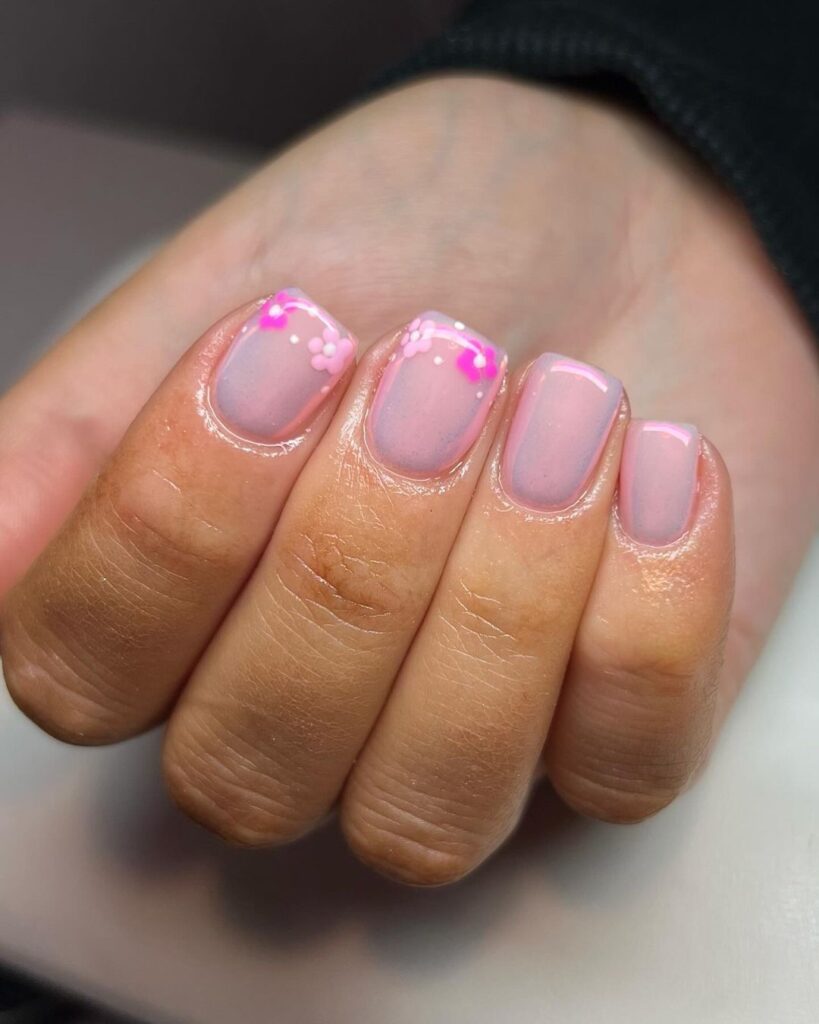 Unhas curtas cor-de-rosa cromadas