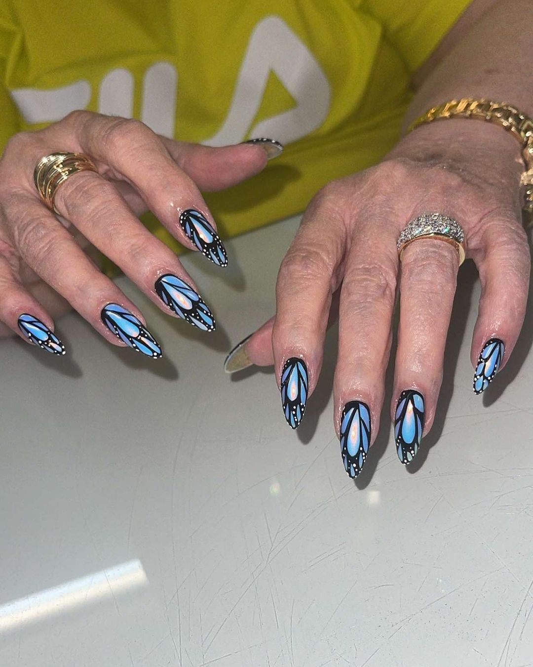 uñas con alas de mariposa azules