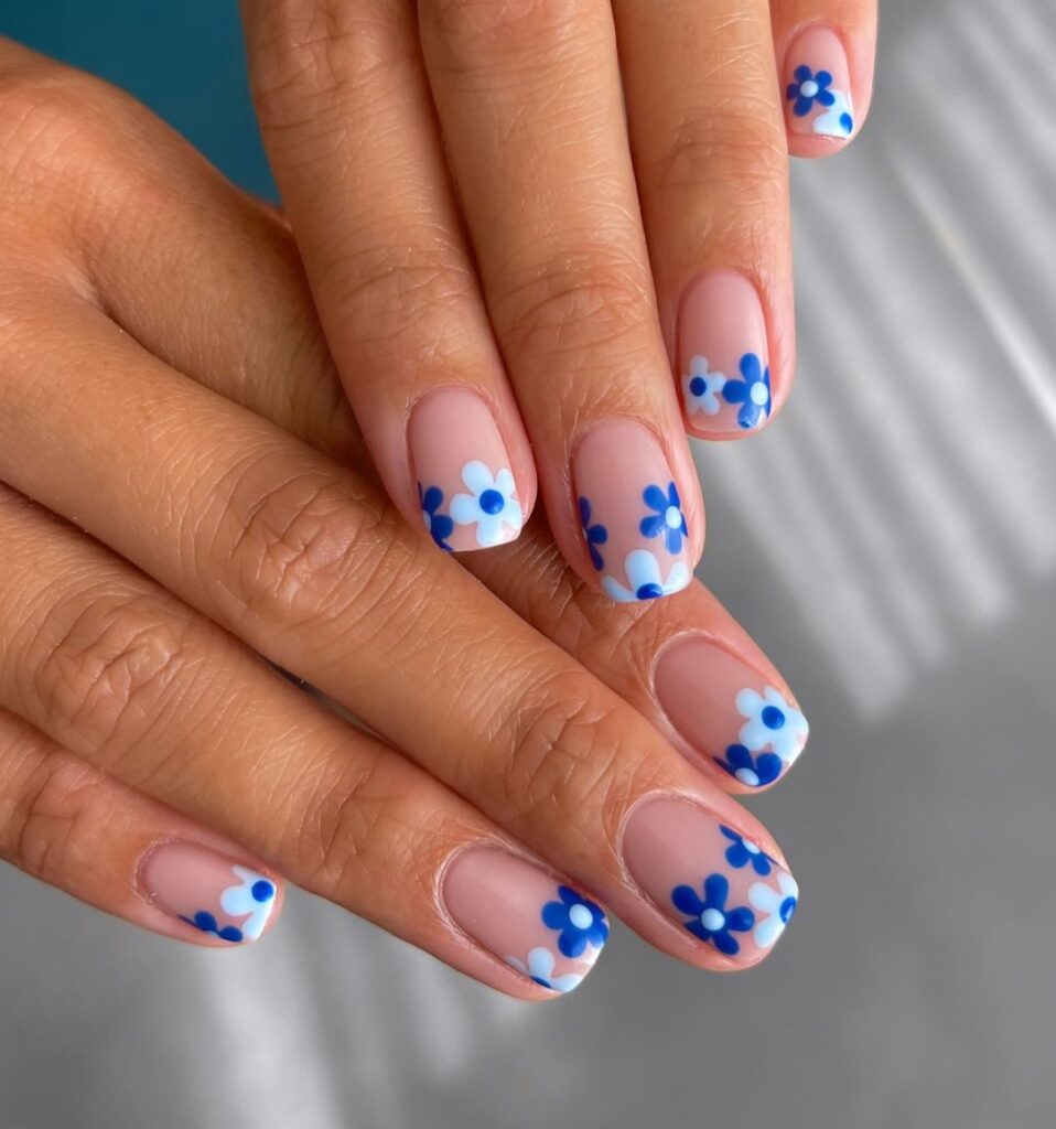 margaridas azuis em unhas simples de verão