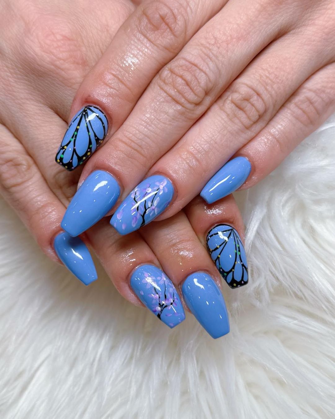 uñas ala de mariposa con flor de cerezo