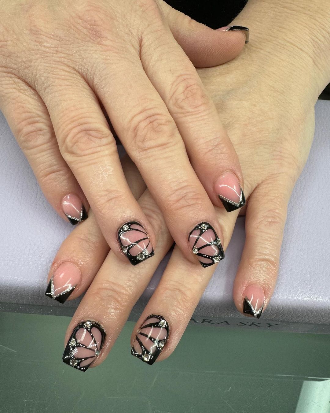 uñas con alas de mariposa y gemas