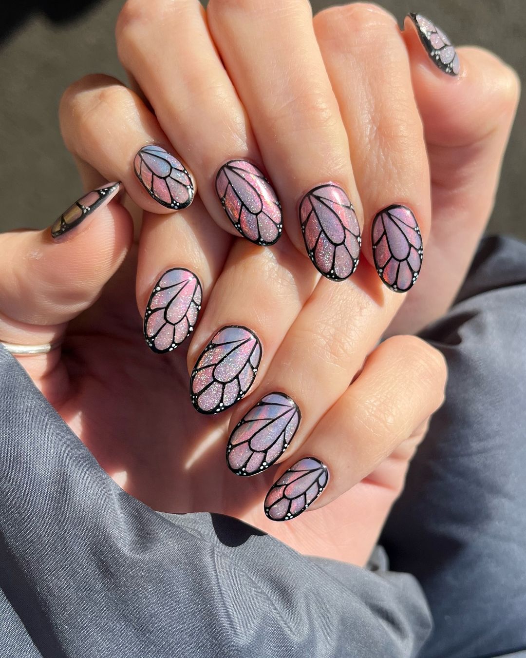 ongles en forme d'ailes de fée