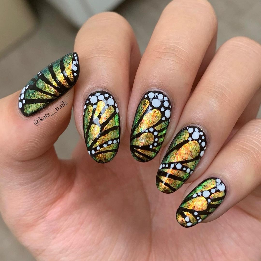 uñas de otoño con alas de mariposa