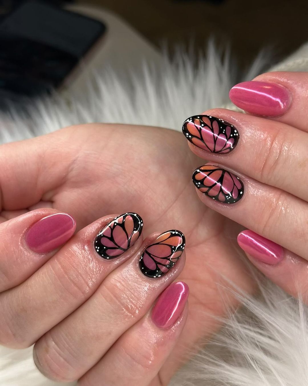 uñas con alas de mariposa fucsia