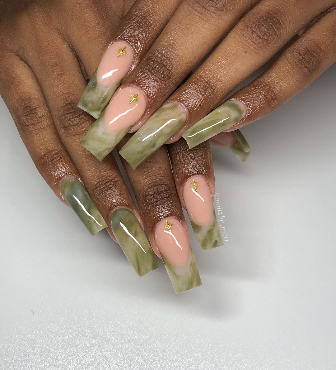 Design d'ongles en jade vert et nude