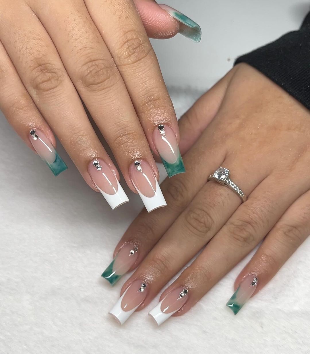 diseño de uñas en jade francés verde y blanco