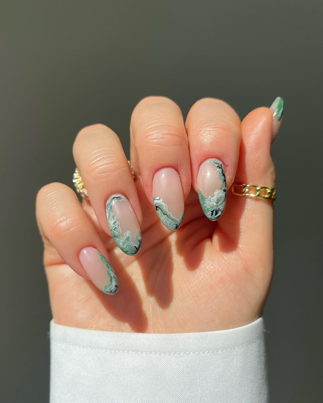 diseño de uñas jade medio transparente medio pintado