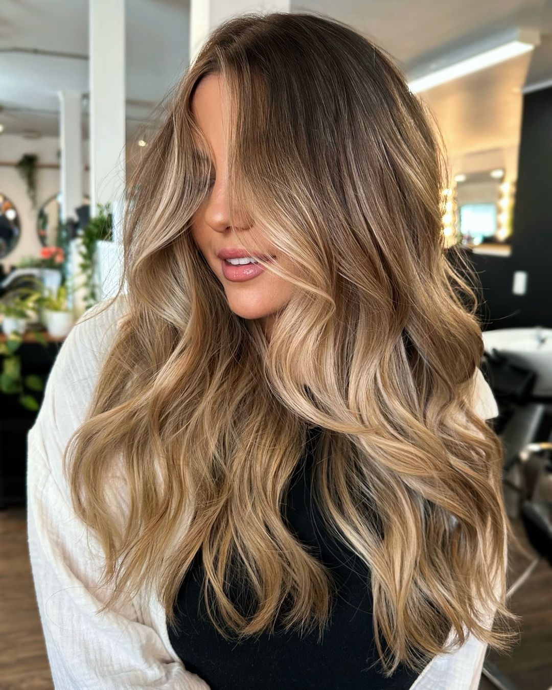 Balayage blond miel sur cheveux bruns clairs