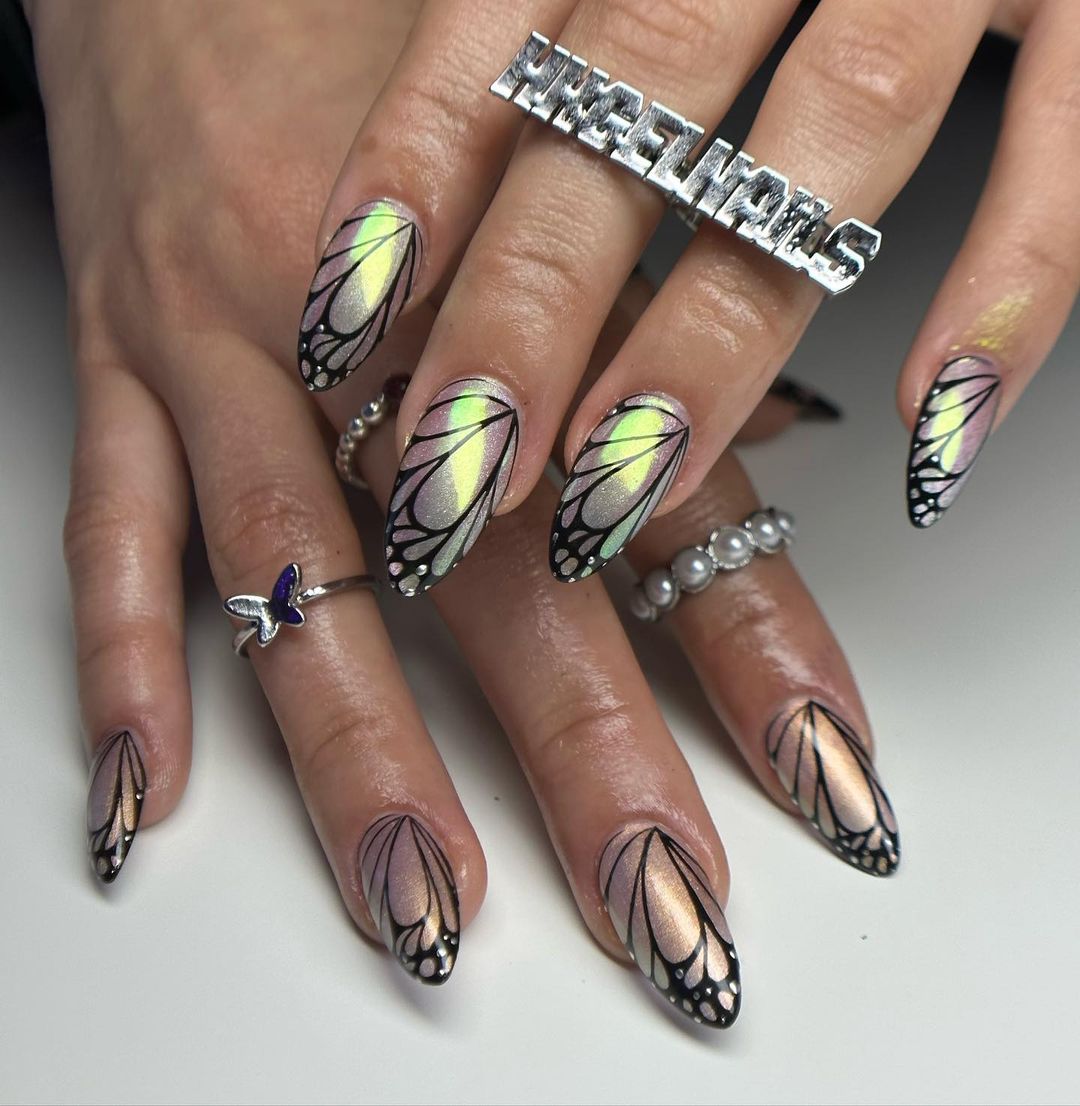 unhas com asas de borboleta iridescentes