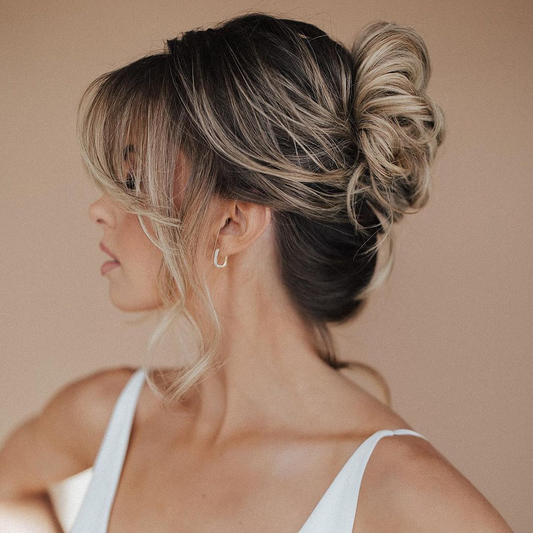 chignon lâche avec frange en rideau