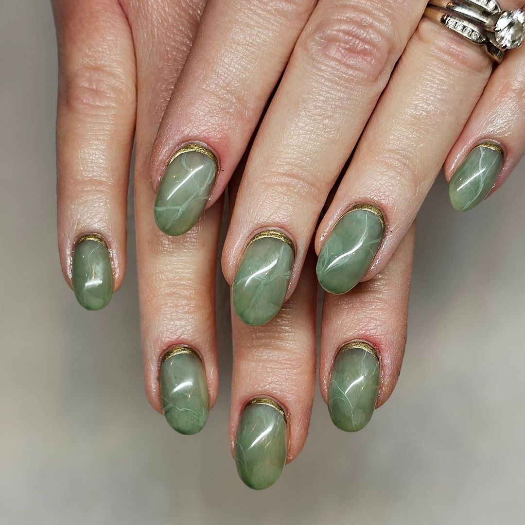 ongles en marbre et jade