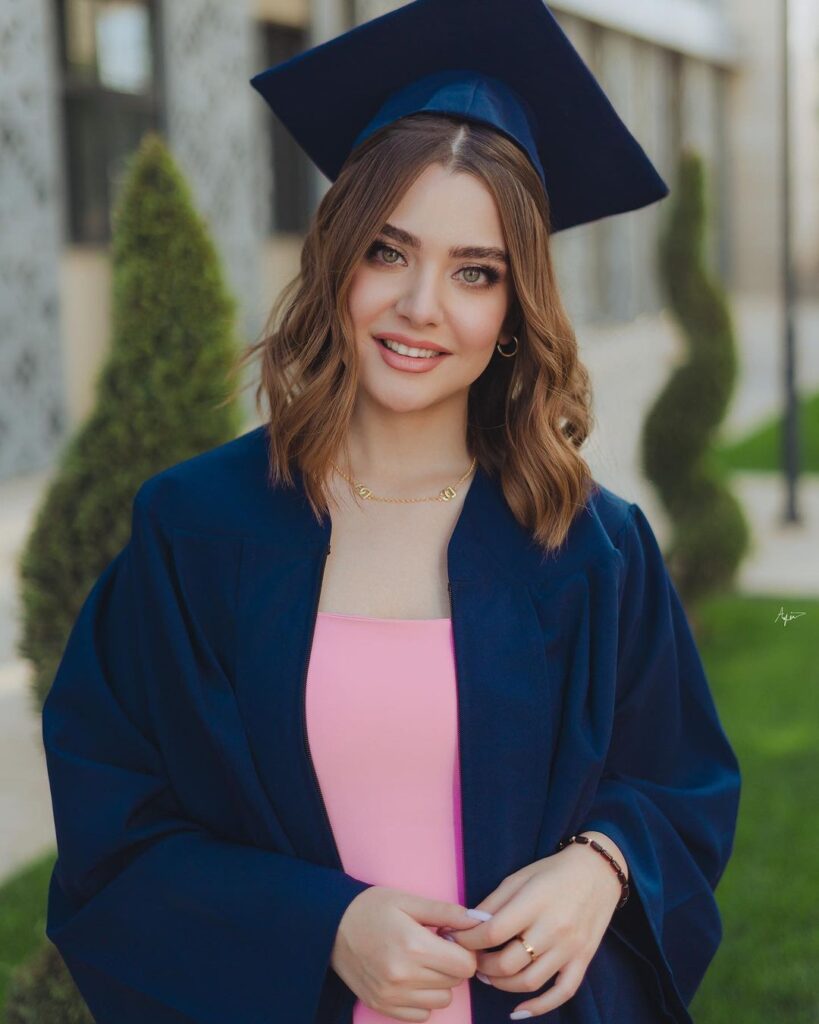 coiffure de longueur moyenne pour la remise des diplômes avec bonnet