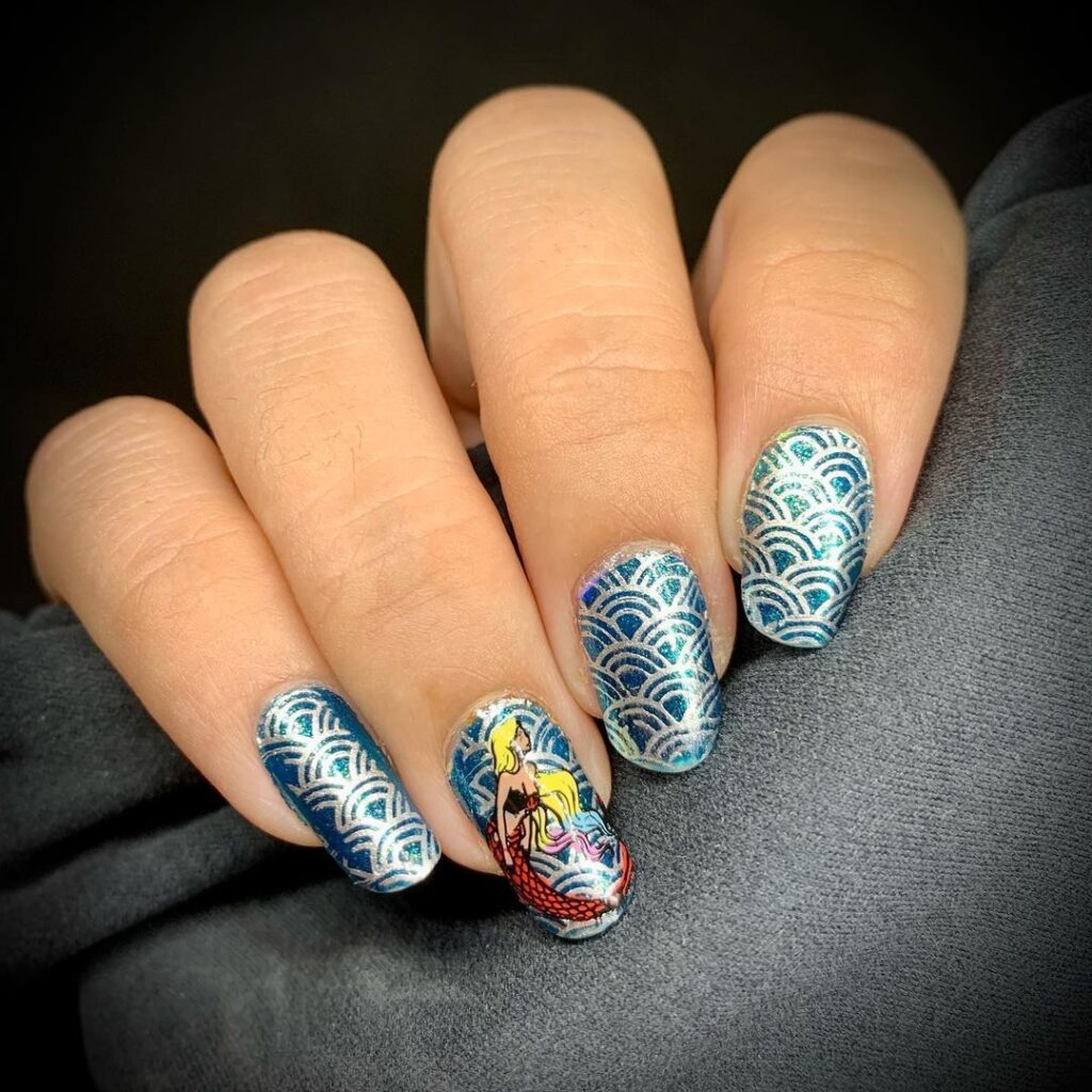 nail art de sirène avec des tampons à ongles