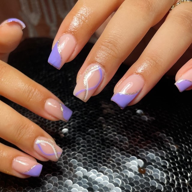 unhas de verão lilás minimalistas