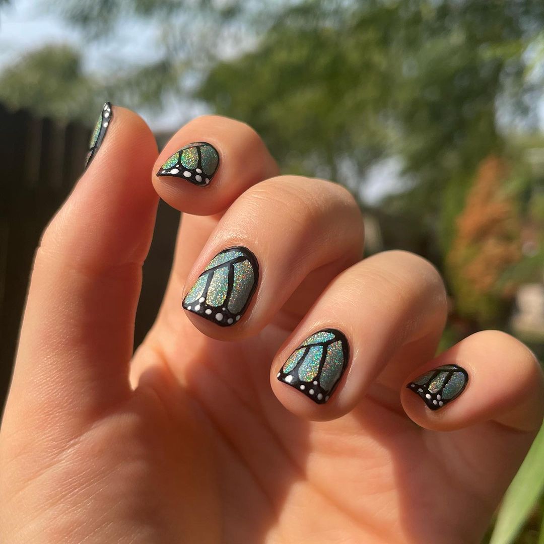 uñas con alas de mariposa holográficas color menta