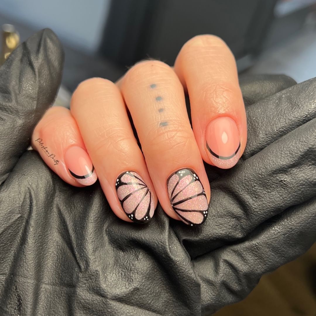 uñas nude con alas de mariposa