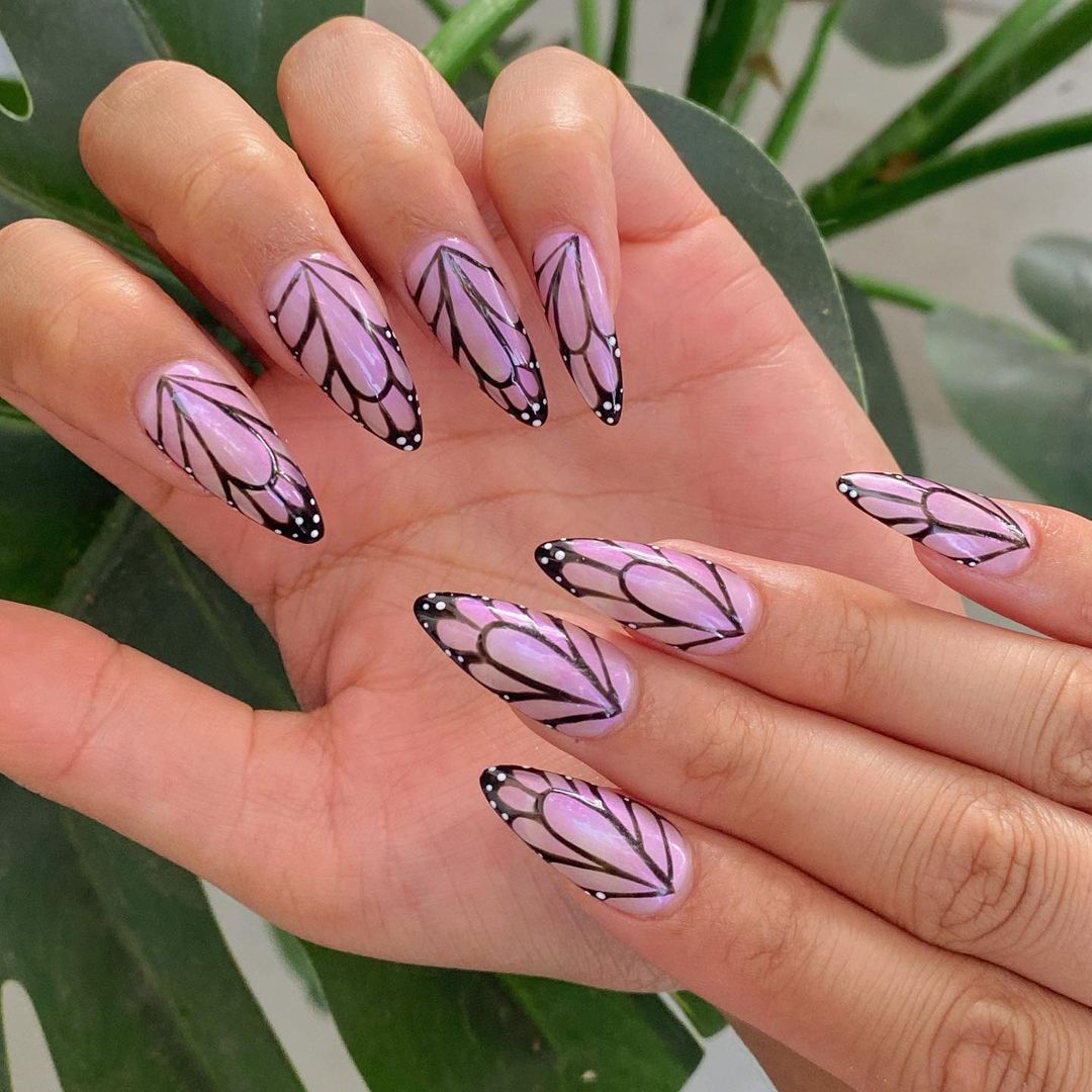 uñas con alas de mariposa lavanda pastel